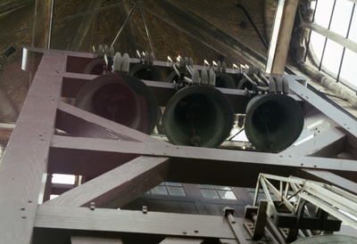 834902 Afbeelding van de klokkenstoel met het carillon van de Domtoren te Utrecht.
